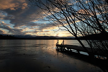 západ slunce, Serene Lake, silueta mola, stromy, klidné scény, fotografování přírody, krajinářské fotografie, večerní pohled, Mírové prostředí, nábřeží, Přírodní krásy