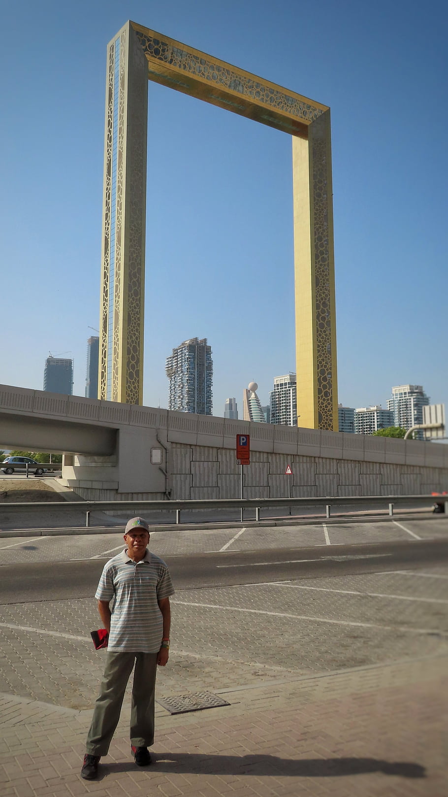 dubai keret, Karama, 2021-2022 tél, uae, Dubai 2021, férfi állt, városkép, városi építészet, kék ég, parkolóhely, régi szomszédság