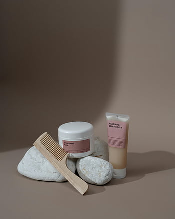 kam, kosmetiske produkter, minimalistisk sammensetning, skjønnhetsprodukter, Seren estetikk, utglattende maske, fornyende balsam, tre kam, stein bakgrunn, nøytrale toner, ren design