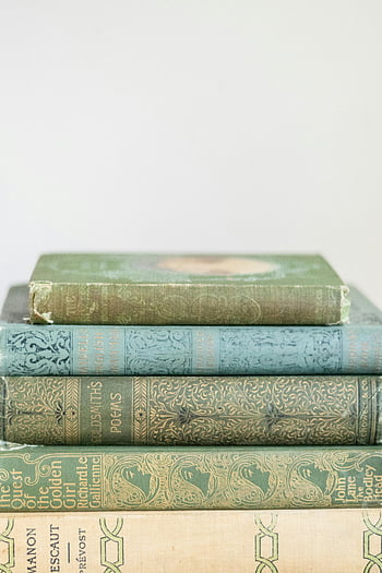 Stoh knih, zelené kryty, starožitné knihy, zdobené vazby, Pozadí měkké zaostření, Vintage literatura, kniha kolekce, Literární klasika, dekorativní knihy, staré knihy, kniha zásobníku