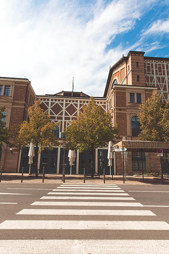 hnědá betonová budova, zelené stromy, Bavorská budova, přechod pro chodce, městskou architekturu, denní světlo, tradiční architektura, venkovní scénu, panoráma města, Street View