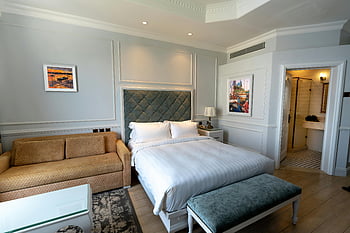 cameră de hotel, Hotel elegant, Decor de lux, canapea, hotel modern, Pat confortabil, hotel interior, Cameră elegantă, pat în hotel