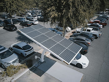 Solární nabíjecí stanice, elektrická auta, parkoviště, solární energie, nabíjecí stanice, elektrické vozidlo, solární panely, obnovitelná energie, šetrné k životnímu prostředí, Nabíjení automobilu, udržitelná energie