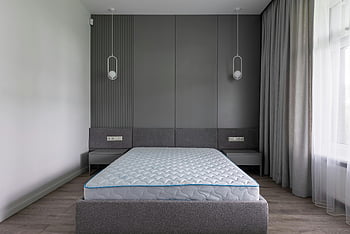 Camera da letto, materasso ortopedico, design contemporaneo, camera da letto minimalista, Elegante illuminazione, Camera da letto accogliente, camera da letto moderna, materasso morbido, Camera da letto grigia, pavimento di legno, tende di finestra