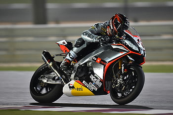 バイクレーサー、 高速レース、 スポーツバイク、 プロレーサー、 敏捷性、 精度、 順番、 レーシング、 グレーと黒、 アプリリア、 オートバイ