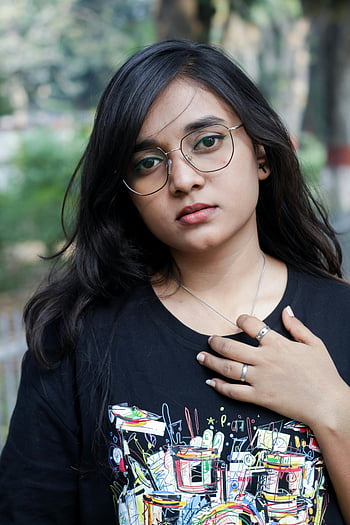 nádherná dívka, Černá košile, brýle, Mladá žena, venku, patna, Indie, portrét, dlouhé vlasy, prsteny