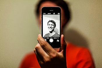 muž, červené tričko, selfie, iphone, ve stupních šedi, fotografování, chytrý telefon, portrét, usmívající se, ruka, technologie