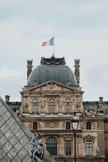 muzeum Louvre, francouzská vlajka, Paříž, renesanční architektura, louvre palác, Elegantní pohled, fasáda, Francie, historické budovy, evropské umění, kulturní památka