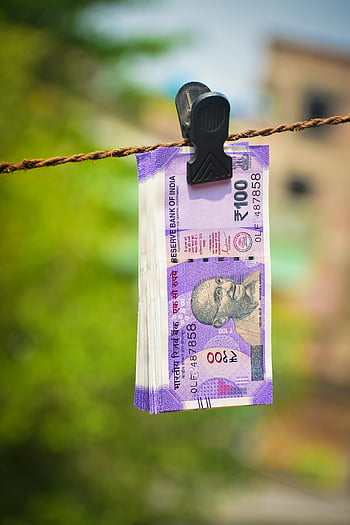 Note della banca indiana, banconote da 100 rupie, tagliato sulla corda, foto ravvicinata, foto all'aperto, Kolkata, Reserve Bank of India, Note sulle valute, Note di denaro, valuta indiana, banconote