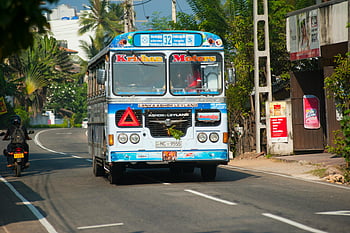 autobus blu e bianco, unawatuna, Sri Lanka, Bus vibrante, sunny street, Cultura locale, Ashok Leyland, Krishan Motors, strada tropicale, fotografia di viaggio, trasporto pubblico