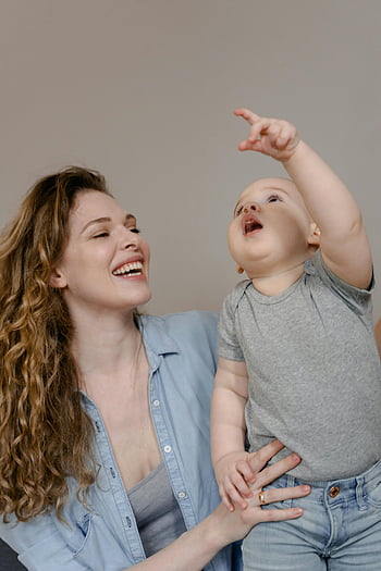 matka a dítě, šťastný moment, Vnitřní fotka, Usmívající se matka, hospodářství dítě, rodinné vazby, mateřství, dětská radost, Skvělý okamžik, Indoor Family Photo