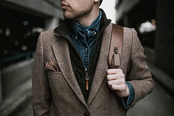 hnědý kabát, Stylový outfit, kožená taška, městské prostředí, mladý muž, vrstvené oblečení, Venkovní móda, městský styl, ležérní vzhled, Moderní oděv, texturovaná bunda
