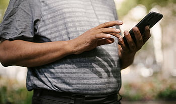 Mann, Smartphone, Straße, Nahansicht, draußen, tagsüber, telefonieren, Mobilgerät, Technologie, Freizeitkleidung, städtischen Umfeld