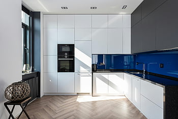 moderní kuchyně, současné spotřebiče, Stylový kuchyňský design, bílé skříňky, Modrá backsplash, parkety, Vzhled interiéru, kuchyňské spotřebiče, Současná kuchyně, moderní spotřebiče, kuchyně design