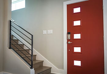 červené dřevěné dveře, schody, Současný interiér, minimalistický design, živé červené dveře, vstupní dveře, moderní domov, Vzhled interiéru, červené dveře, minimalistický, schodiště