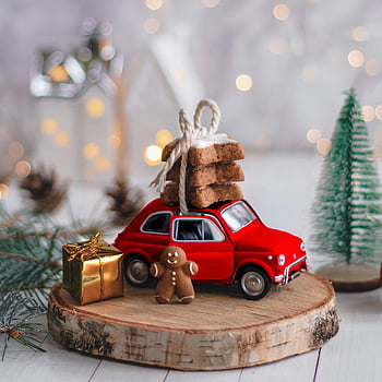 speelgoedauto, kerst versiering, peperkoek man, koekjes, vakantiescène, grillige kerst, miniatuur auto, feestelijke weergave, kerstboom, geschenkdoos, dennenappels
