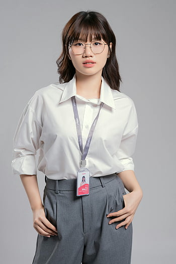 プロのポートレート、 自信のある若者、 眼鏡、 IDバッジ、 室内のポートレート、 白のシャツ、 灰色のズボン、 ストラップ、 ビジネススーツ、 スタジオ撮影、 プロの表情
