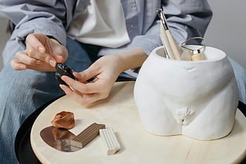 صناعة الطين يدويا،  أدوات فخارية فريدة من نوعها،  أدوات النحت،  بيئة فنية،  نمذجة الطين،  فن الفخار،  فن النحت،  الأيدي الفنية،  خلق الفخار،  عملية النحت،  الحرف الفنية