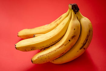 keltainen banaani, punainen pinta, Tuoreet banaanit, kypsiä banaaneja, vilkas punainen tausta, banaanin hedelmiä, keltainen hedelmä, punainen tausta, hedelmien näyttö, banaanipukki, keltaiset banaanit