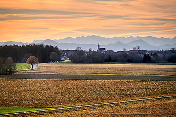 pole, strniště, vesnice, kostel, horské panorama, Alpy, mraky, silnice, les, krajina, Příroda