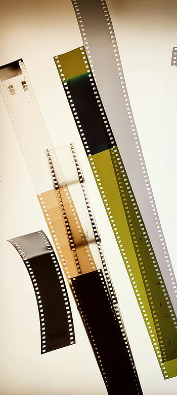 kamera film, film negativer, lodret arrangement, kunstnerisk skærm, bord, fotografering, analog film, filmstrimler, vintage film, filmfotografering, filmkunst