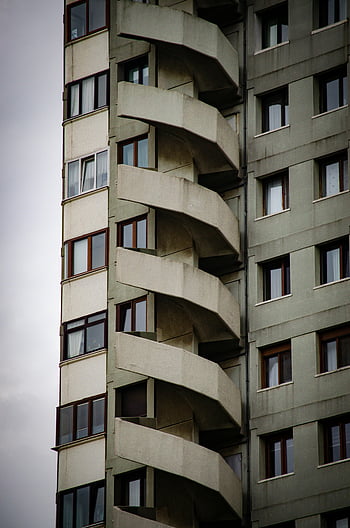 výšková budova, fasáda, točité schodiště, detailní pohled, výrazný design, architektonický detail, městskou architekturu, moderní budova, betonová konstrukce, Okna, balkony