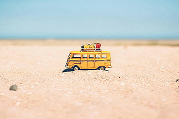 furgone in miniatura giallo, sabbia marrone, furgoncino, spiaggia sabbiosa, viaggio estivo, vibrazioni vacanziere, scena della spiaggia, Veicolo in miniatura, giocattolo da viaggio, giocattolo da spiaggia, vacanze estive