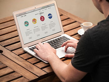 MacBook, Person tippen, Laptop im Freien, Heimarbeit, Kaffee, Holztisch, Lebensstil arbeiten, Arbeit im Freien, digitaler Nomade, freiberufliche Arbeit, draußen arbeiten