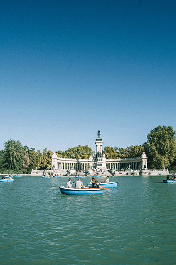 Park Retiro, Madrid, Památník Alfonso XII, lodičky, návštěvníků, jasné modré nebe, Madridské atrakce, venkovní aktivity, Španělské památky, vodní aktivity