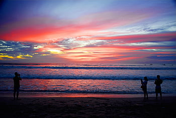 západ slunce, kuta beach, Vibrující moře, siluetovaní lidé, Zachycení západu slunce, pobřeží, plážové fotografie, ohromující západ slunce, pohled na oceán, bali beach, cestovní fotografie