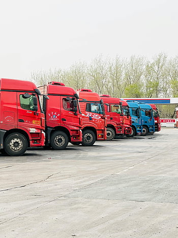 červené nákladní automobily, Modré nákladní automobily, dopravní depo, Tianjin Čína, živé nákladní vozy, Zaparkované kamiony, Řada Nákladních vozů, parkování v depu, parkování nákladních automobilů, červené a modré kamiony, přepravní nákladní automobily