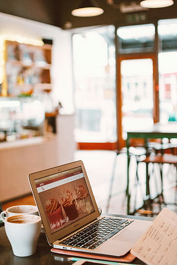 Cafenea confortabilă, laptop, cana albă, cafea, caiet, lucru, blogging-ul, Setarea cafenelei, Spațiu de lucru perfect, mediu confortabil, Configurare blogging