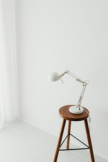 nastavitelná stolní lampa, dřevěná stolička, minimalistická stolní lampa, Světlá bílá místnost, stylová stolní lampa, Moderní stolní lampa, Bílá stolní lampa, Minimalistické osvětlení, dřevěný nábytek, domovní dekorace, Vzhled interiéru