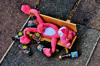 lyserøde Panter, plys legetøj, brun bænk, Miniature scene, Mini spiritusflasker, humoristisk scene, Pink udstoppet dyr, legetøj på bænk, legende opsætning, kreativ fotografering, Quirky Art