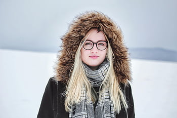 dámská kožešinová bunda, zimní portrét, Mladá žena, brýle, Kabát s kapucí, Venkovní zima, blond vlasy, zimní móda, zimní oblečení, zimní styl, šátek