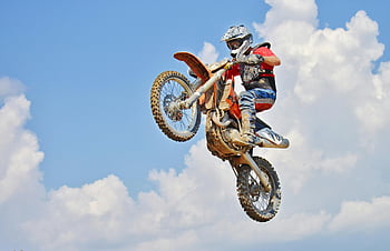 jeździec motocrossowy, brudny rower, Skok w powietrzu, jasne błękitne niebo, chmury, motocross, Brudny jeździec, Skok motocross, Sporty na świeżym powietrzu, Sporty ekstremalne, akcja motocross