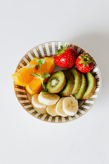 Friske tropiske frugter, Levende frugtskål, sund kost, orange skiver, kiwi skiver, banan skiver, jordbær, frisk frugt, frugtskiver, tropisk frugt, Sund frugtskål