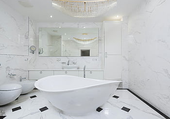 ห้องน้ำที่ทันสมัย, กำแพงสีขาว, อ่างอาบน้ำร่วมสมัย, หินอ่อนสีขาว, อ่างอาบน้ำอิสระ, โคมระย้า, ออกแบบอย่างหรูหรา, อ่างอาบน้ำอิสระที่ทันสมัย, ห้องน้ำหินอ่อนสีขาว, การออกแบบห้องน้ำร่วมสมัย, ติดตั้งห้องน้ำสีขาว