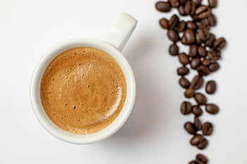 café, tasse en céramique blanche, grains de café, table blanche, Expresso, mousse riche, grains de café torréfiés, tasse chaude, boisson au café, tasse à café