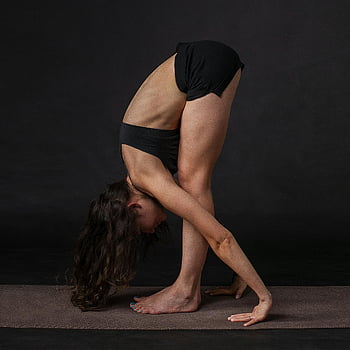 piega in avanti, posa yoga, flessibilità, messa a fuoco, reggiseno sportivo nero, in piedi, Raggiungere il pavimento, stuoia, donna, esercizio, fitness