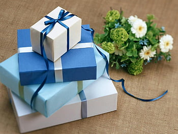Blaue Geschenkboxen, gestapelte Geschenkboxen, blaue Bänder, Blumenstrauß, Wunderschön verpackte Geschenke, Geschenkverpackung, blaue und weiße Geschenke, Geschenkvereinbarung, Festliche Geschenke, Geschenkpräsentation, Weihnachtsgeschenke