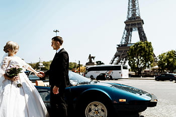 novomanželka, Paříž, Eiffelova věž, svatební den, romantický pár, luxusní auto, nevěsta, ženich, svatební fotografie, Pařížská svatba, Francie
