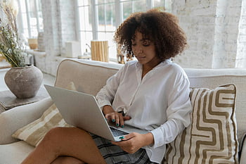 donna afroamericana, capelli ricci, digitando sul laptop, divano accogliente, soggiorno luminoso, Calmo Giovane Ethnic Lady, appartamento accogliente, focalizzato sul laptop, signora etnica, accogliente soggiorno, appartamento luminoso