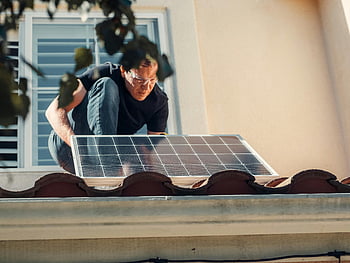 solární panel, Montáž střechy, čistá energie, technik, Černá košile, střecha domu, solární energie, šetrné k životnímu prostředí, obnovitelná energie, solární technik