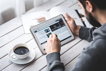 muž, stylusové pero, digitální tablet, obrazovka, Procházení novinek, káva, pohár, Použití tabletu, venkovní nastavení, Příležitostná práce, technologie