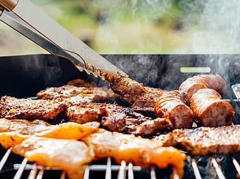 Grilování masa, grilování, klobásy, steaky, špejle, kleště, venkovní vaření, kouř, gril, letní, příprava jídla
