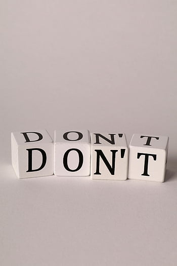 kostky s písmeny, Bílé kostky, černá písmena, pravopis NE, neutrální pozadí, čtyři kostky, Dopis kostky, slovní kostky, kostky zpráv, minimalistické pozadí, textové kostky