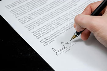 penandatanganan tangan, dokumen formal, pulpen, persetujuan, merapatkan, kertas printer putih, tanda tangan, Penandatanganan dokumen, Penulisan pena air mancur, perjanjian formal, tulisan tangan