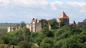 Pevnost Stolzenburg, slimnic, Gotická kaple, zvonice, středověké hradby, ruiny na kopci, Transylvánské dějiny, cihlové opevnění, Turecké invaze, Architektura 14. století, Slimnická vesnice