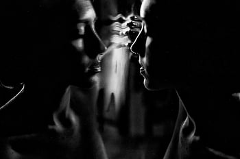 bianco e nero, riflessione della donna, contemplazione, serenità, pensosità, sognante, occhi chiusi, vetro toccante, Foto accattivante, ritratto artistico, fotografia monocromatica